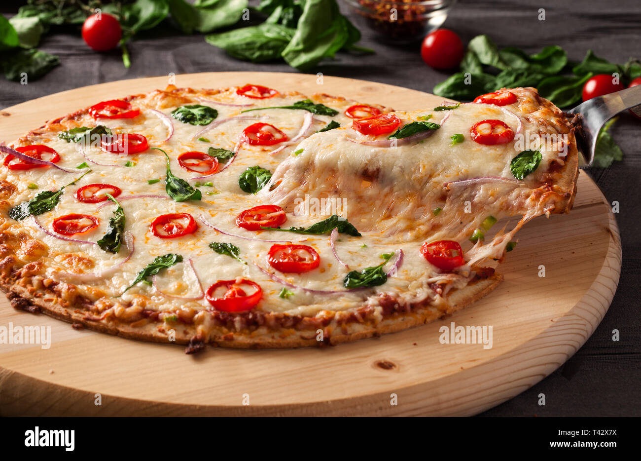 Queso blanco Pizza vegetariana con queso tirar Foto de stock