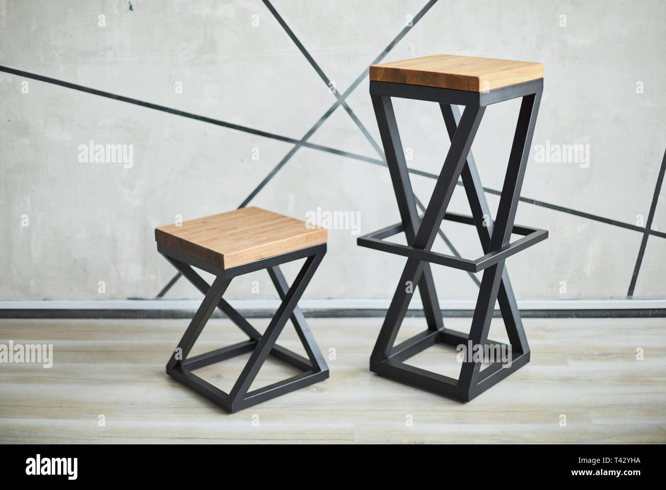 Dos elegantes sillas de madera y metal. foto con espacio de copia  Fotografía de stock - Alamy