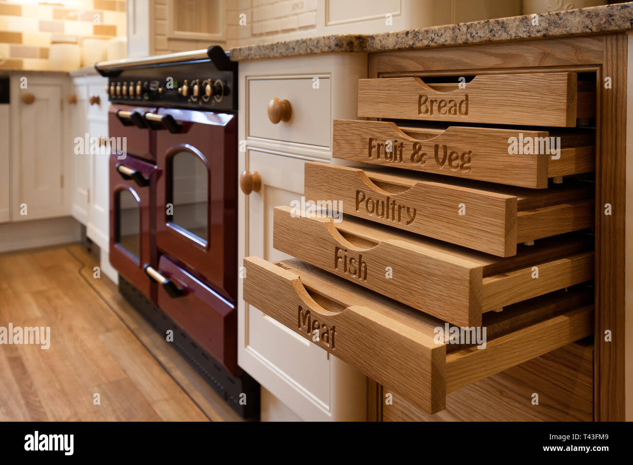 Cajones madera para cocina con un horno Fotografía de stock - Alamy