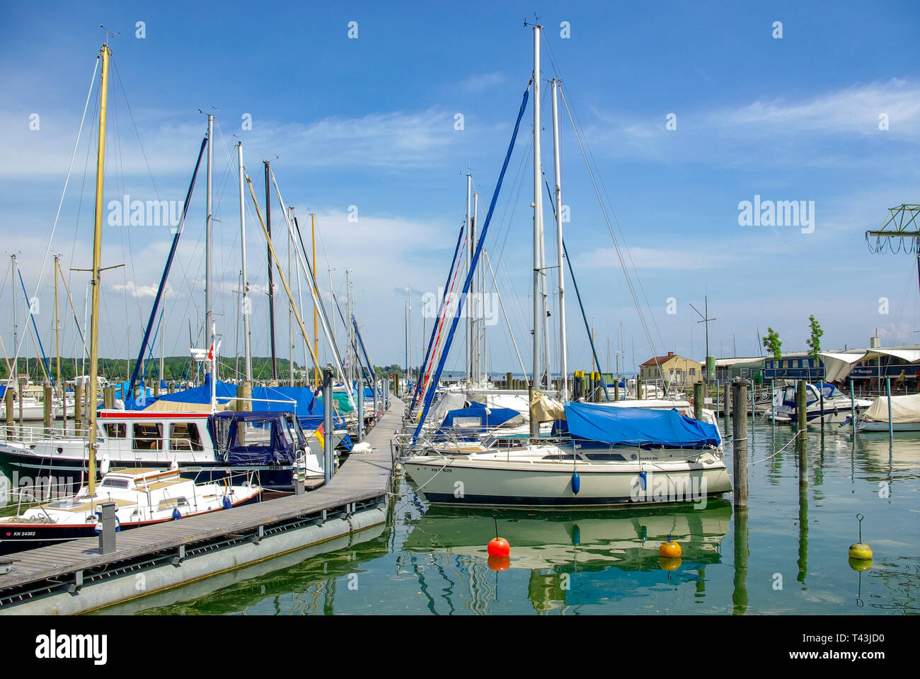 En el Lago de Constanza Konstanz, Alemania: vistas de los barcos de vela y el puerto deportivo. Foto de stock