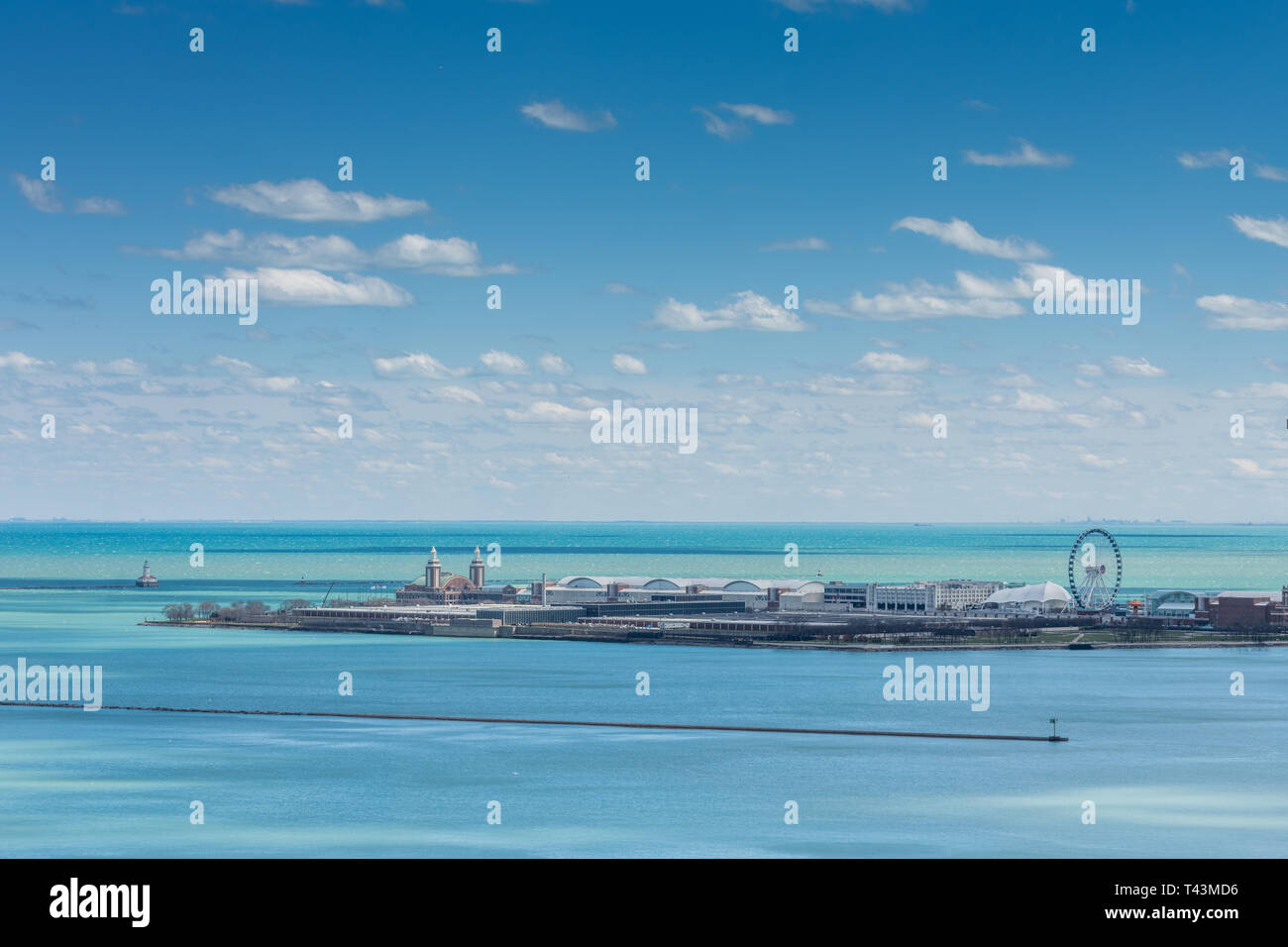 Vista aérea del Navy Pier y el Lago Michigan Foto de stock