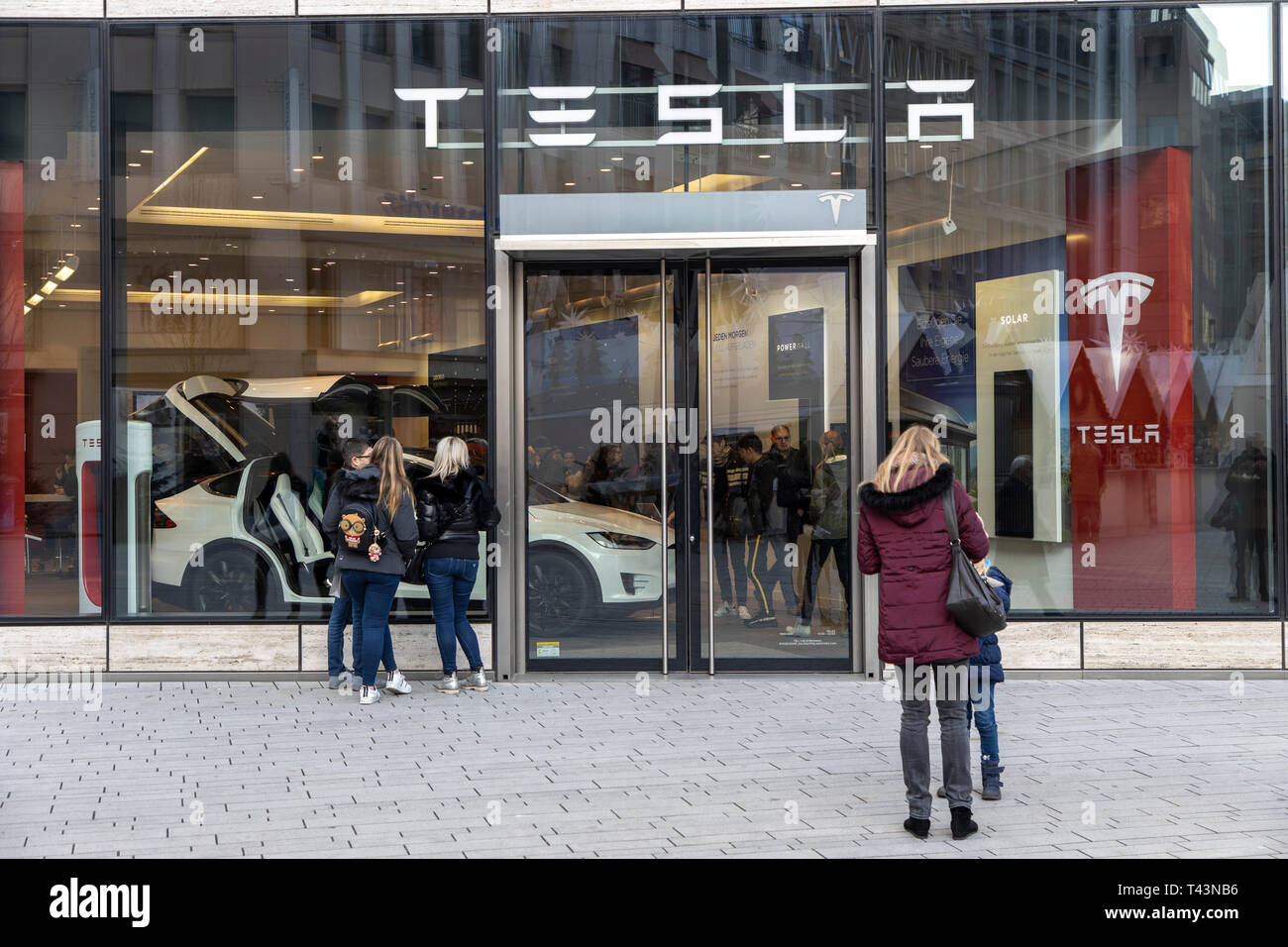 Rama de la marca de coches eléctricos Tesla, en Dusseldorf, Kš-Bogen shopping center, Alemania Foto de stock