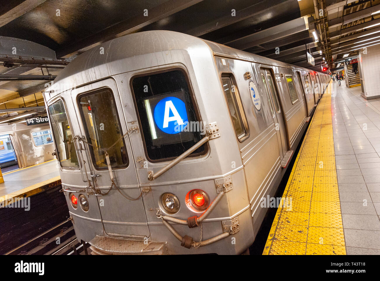 Un tren de la línea de metro de Nueva York, Ciudad de Nueva York, EE.UU. Foto de stock