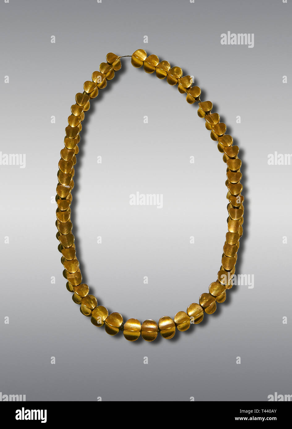 Edad de Bronce Hattian collar de oro de graves L, posiblemente una tumba real de la Edad de Bronce (2500 A.C. a 2250 BC) - Alacahoyuk - Museo de la civilización de Anatolia Foto de stock