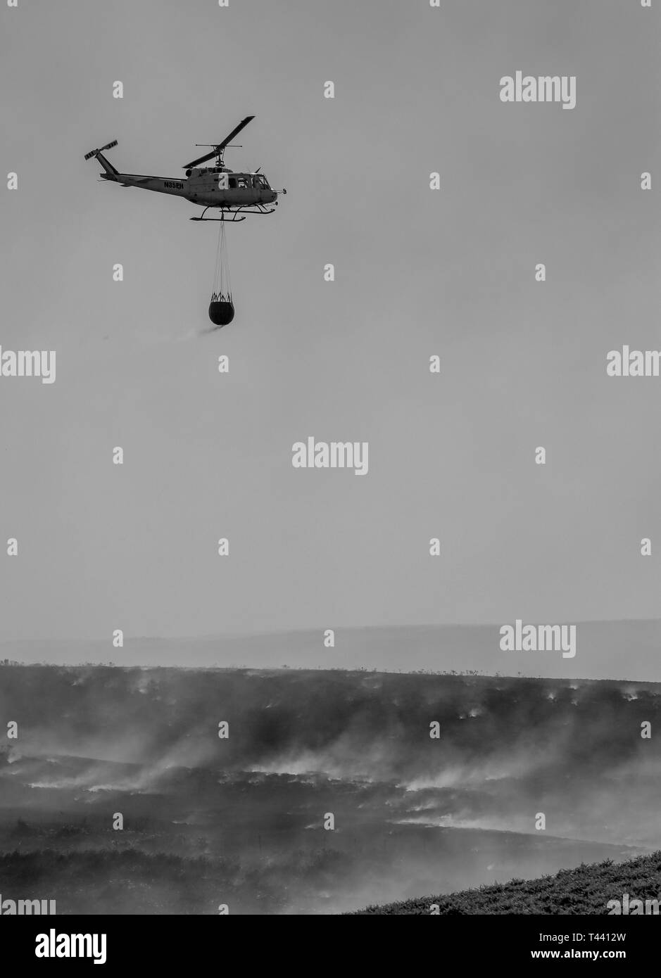 Helicóptero combatiendo el fuego en invierno Hill, verano 2018 Foto de stock