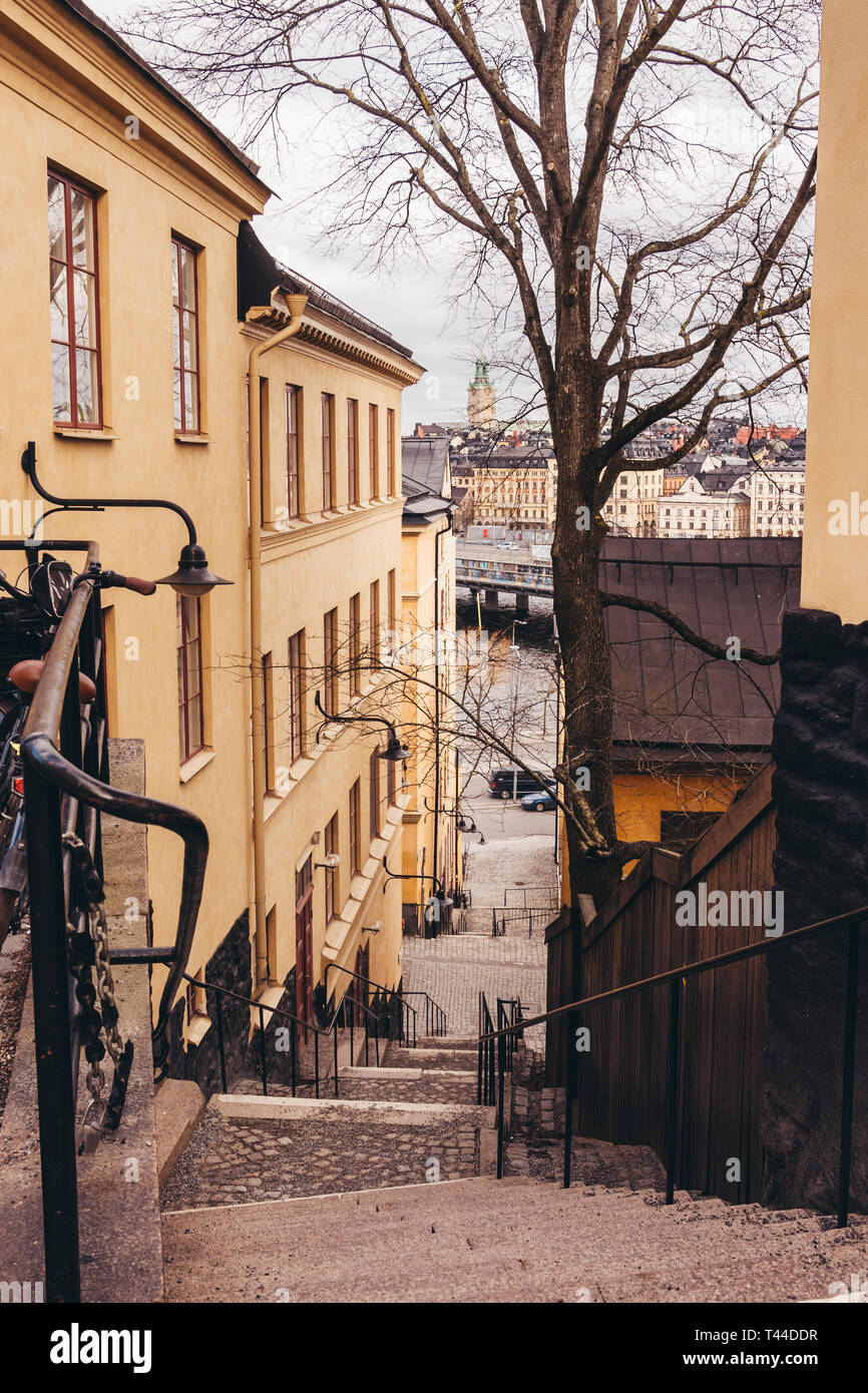 Empinadas escaleras a la orilla del río en la parte antigua de Estocolmo, Suecia, en una jornada en la que no haya peatones Foto de stock