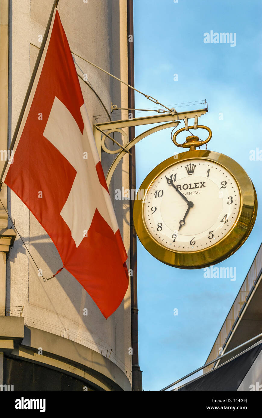 Bandera Suiza junto a un gran Reloj Rolex, Lucerna, Suiza Foto de stock
