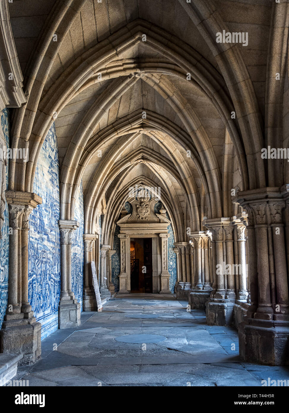 Catedral románica de Porto, Portugal es una iglesia católica romana situado en el centro histórico de la ciudad de Oporto. Foto de stock