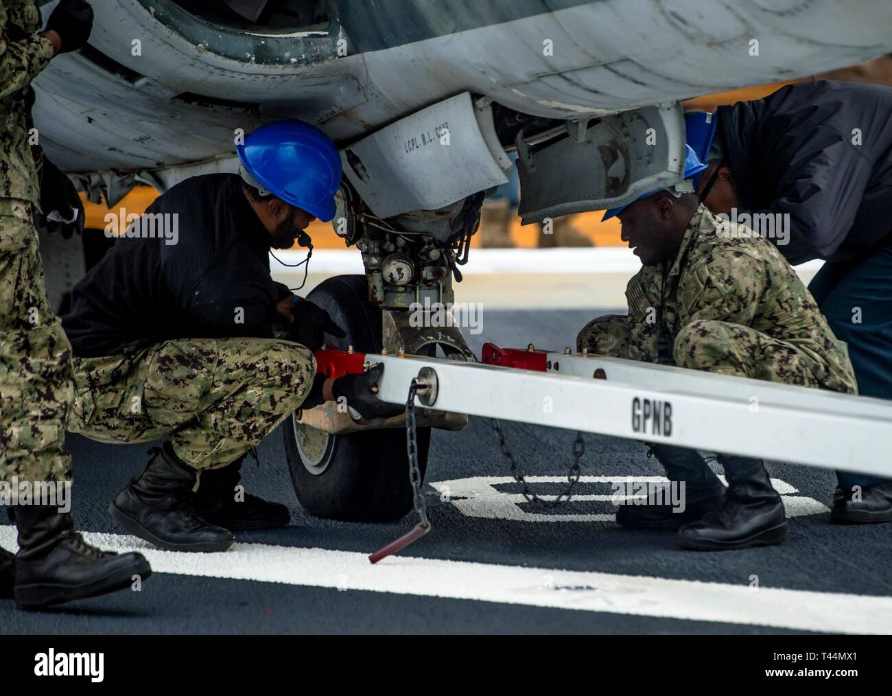 SAN DIEGO (Feb. 20, 2019) la aviación Boatswain's Mate (manejo) Aviador