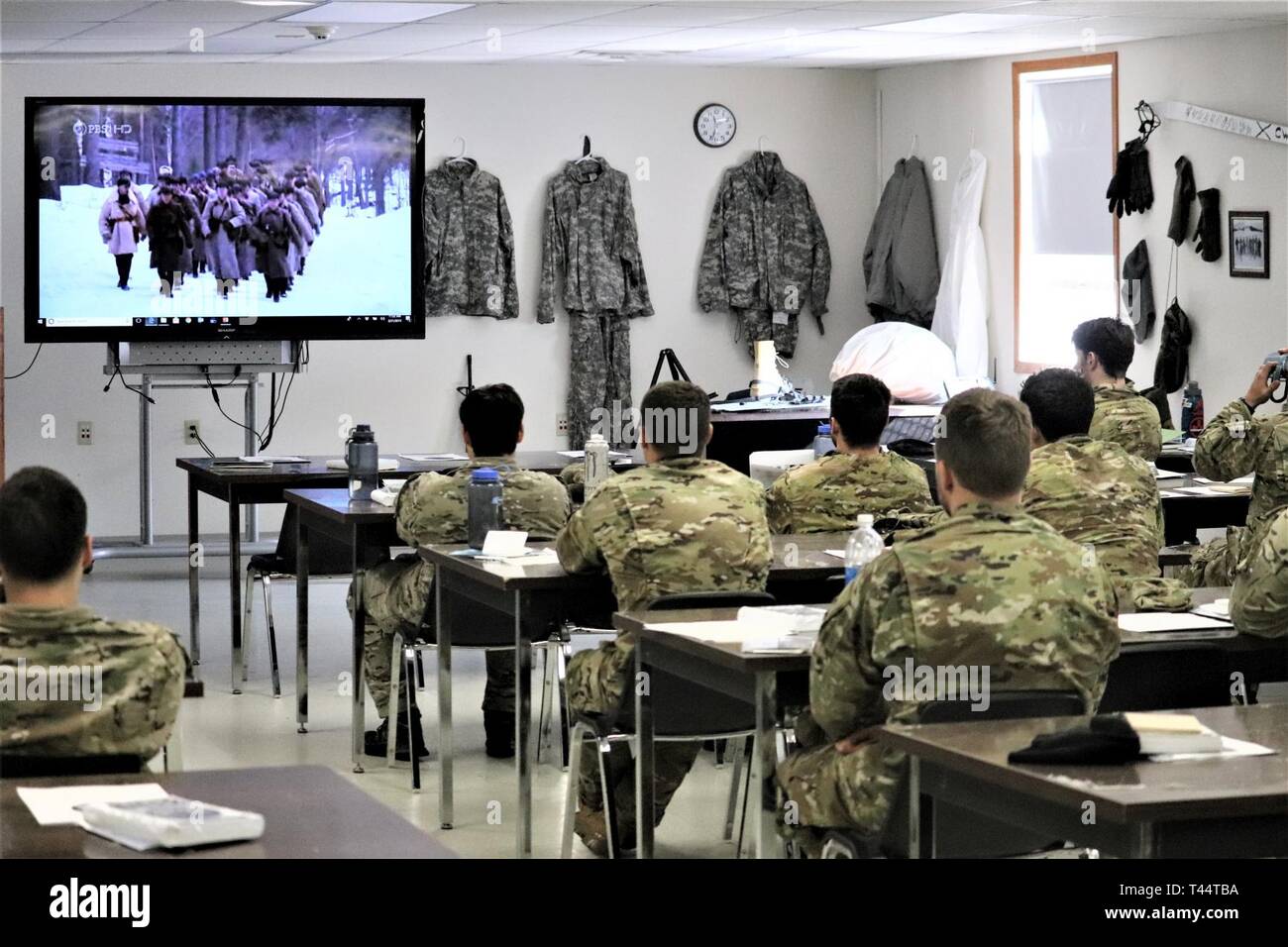Operaciones en frío de clase del curso 19-05 alumnos a ver video de capacitación durante su primer día de el 21 de febrero, 2019, en Fort McCoy, Wisconsin. El