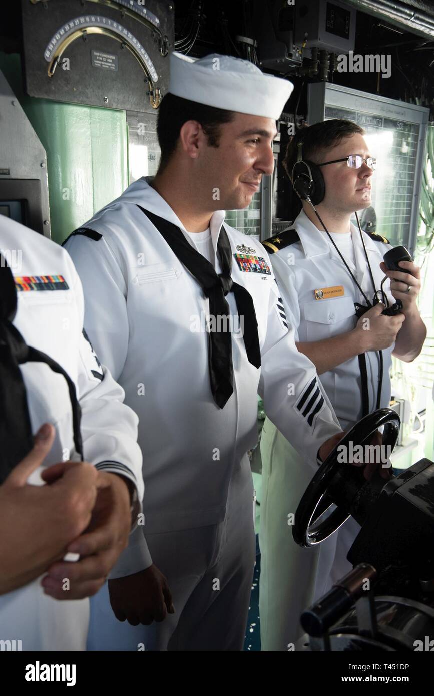 Mar de JAVA (Feb. 26, 2019) 1ª clase Mineman Clifton Boyd, de Topeka, Kansas, significa timonel