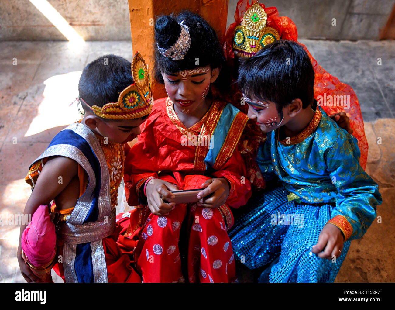 Departamento tugurio Brillar Se considera a los niños disfrazados de diferentes Godess hindú según la tradición del Festival Gajan India. Gajan Festival es un festival de folk tradicional hindú celebra principalmente en la parte oriental Departamento tugurio Brillar Se considera a los niños disfrazados de diferentes Godess hindú según la tradición del Festival Gajan India. Gajan Festival es un festival de folk tradicional hindú celebra principalmente en la parte oriental