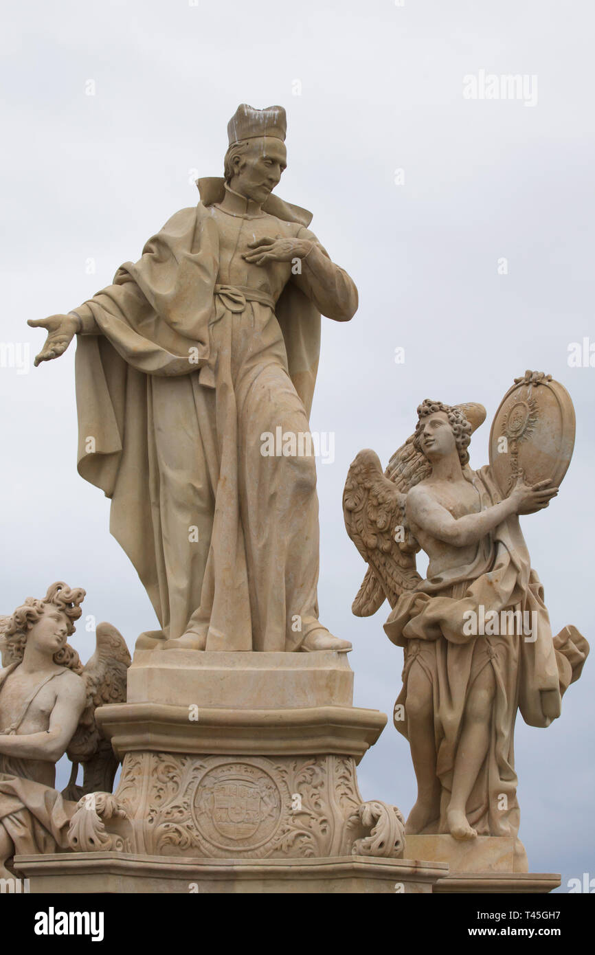Estatua barroca de San Francisco de Borja, rodeado por los ángeles por el escultor checo Ferdinand Maxmilián Brokoff en el Puente de Carlos en Praga, República Checa. La estatua actual en el puente es una copia fechada en 2018-2019 después de un original data de 1710. Foto de stock