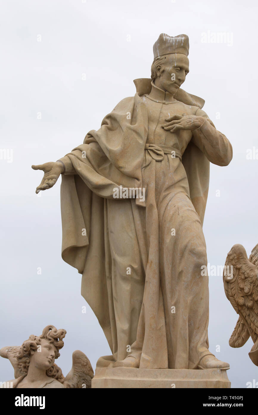 Estatua barroca de San Francisco de Borja por el escultor checo Ferdinand Maxmilián Brokoff en el Puente de Carlos en Praga, República Checa. La estatua actual en el puente es una copia fechada en 2018-2019 después de un original data de 1710. Foto de stock