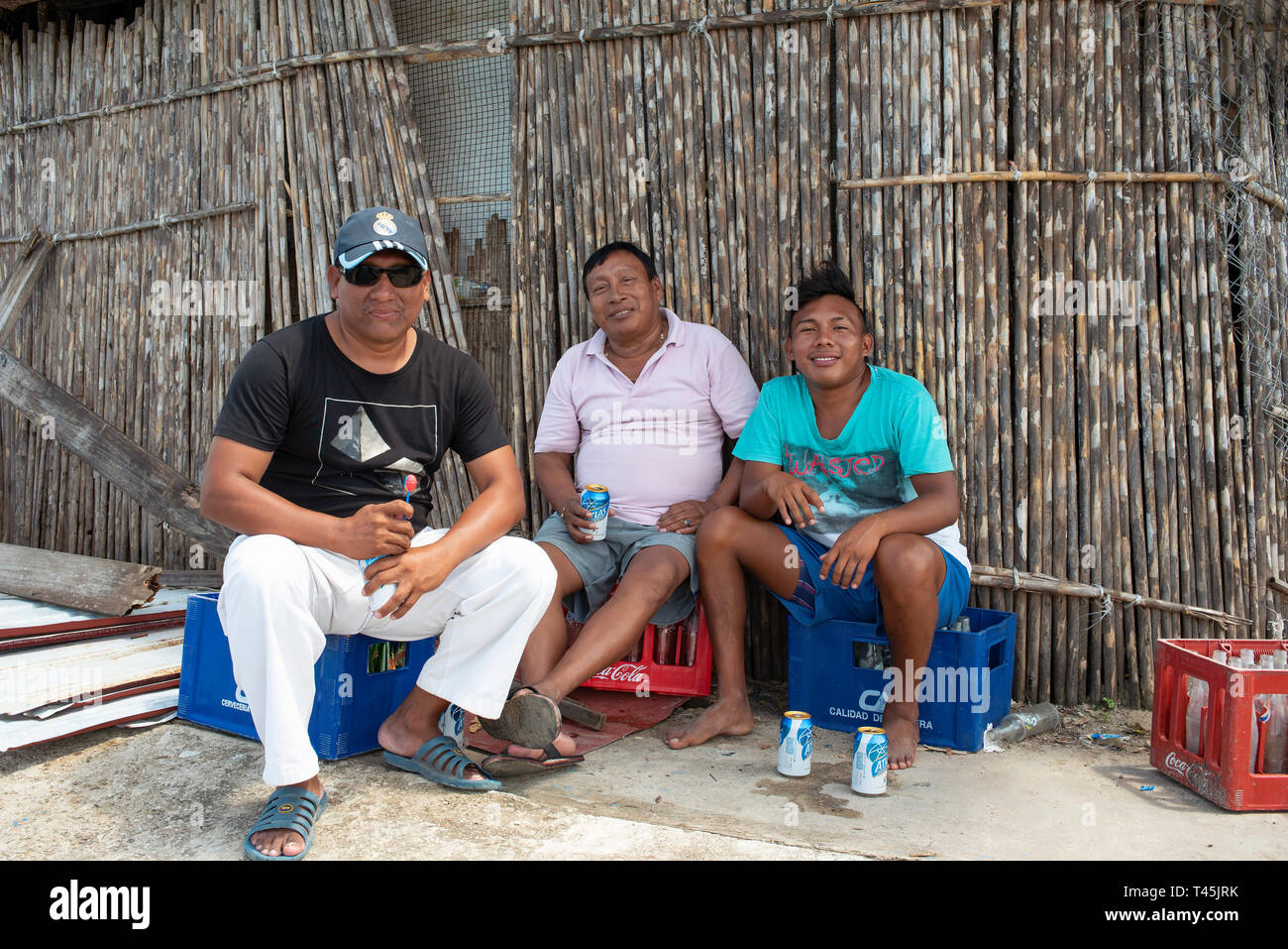 Los hombres Kuna disfrutando cervezas en Carti Sugtupu; una de las islas de Carti en Guna Yala aldeas indígenas. Las islas de San Blas, Panamá. Oct 2018 Foto de stock