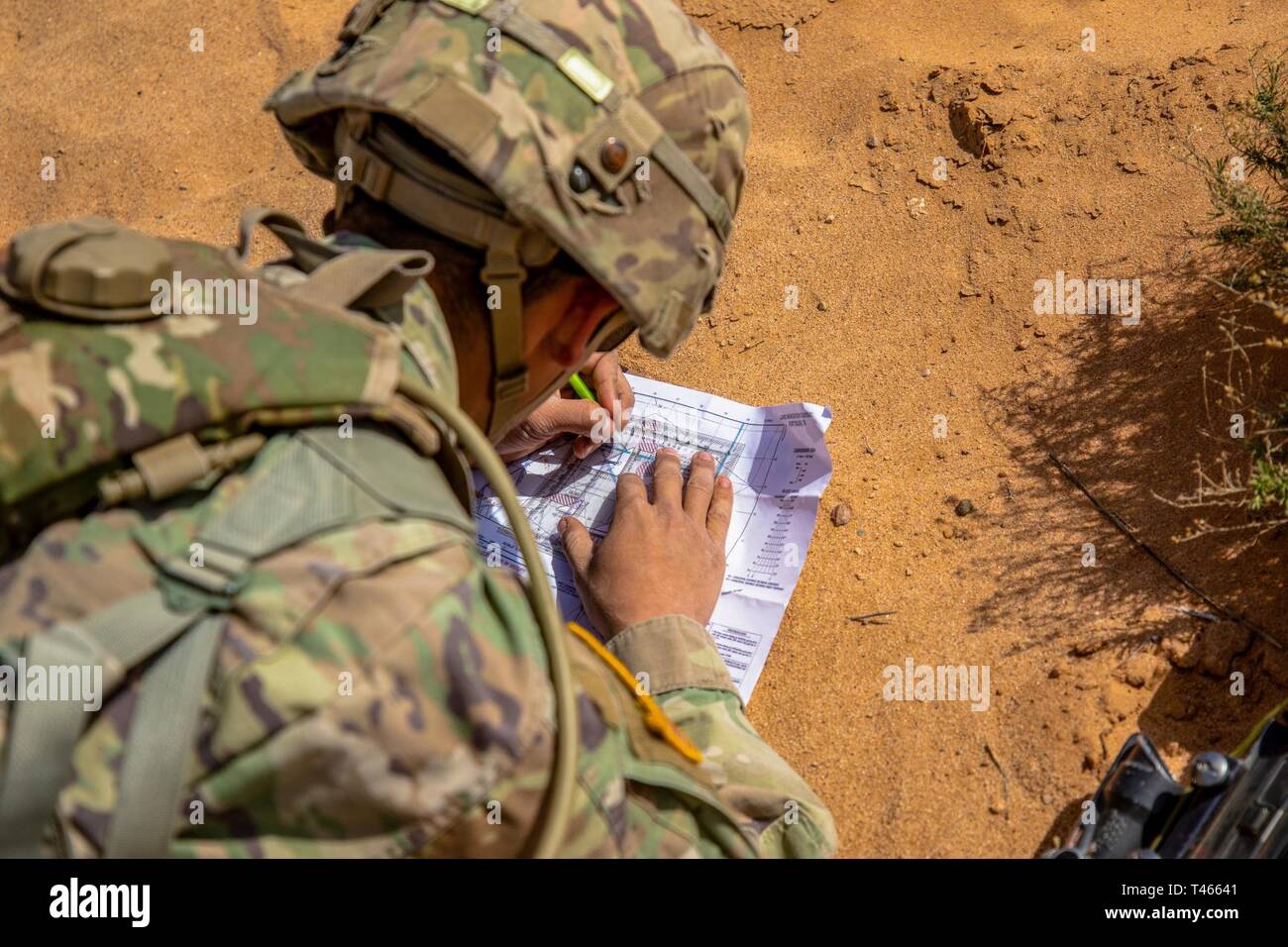 cómo utilizar éxito Contaminado Pfc. Damien Kaaihue, un soldado de infantería con el 3º Batallón, 41º  Regimiento de Infantería, 1ª Brigada equipo de combate, la 1ª División de  Infantería, parcelas puntos dirigiendo él hacia los marcadores