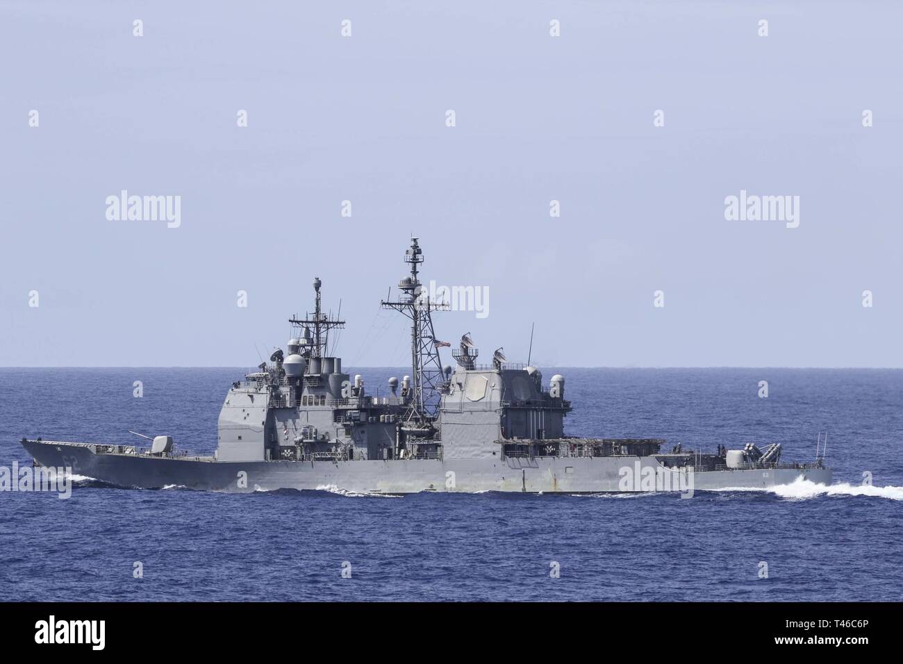 Océano Pacífico (11 de marzo de 2019) La clase Ticonderoga crucero de misiles guiados USS Chancellorsville (CG 62) transita el Océano Pacífico durante un ejercicio de entrenamiento con otros buques de guerra de la Marina de los EE.UU. Los buques de guerra de la Marina de EE.UU. entrenan juntos para aumentar la habilidad táctica, la letalidad y la interoperabilidad de las unidades participantes en una época de gran potencia para la competencia. Foto de stock