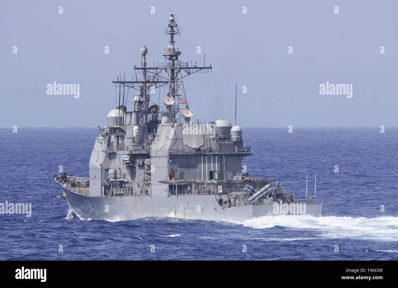 Océano Pacífico (11 de marzo de 2019) La clase Ticonderoga crucero de misiles guiados USS Chancellorsville (CG 62) transita el Océano Pacífico durante un ejercicio de entrenamiento con otros buques de guerra de la Marina de los EE.UU. Los buques de guerra de la Marina de EE.UU. entrenan juntos para aumentar la habilidad táctica, la letalidad y la interoperabilidad de las unidades participantes en una época de gran potencia para la competencia. Foto de stock