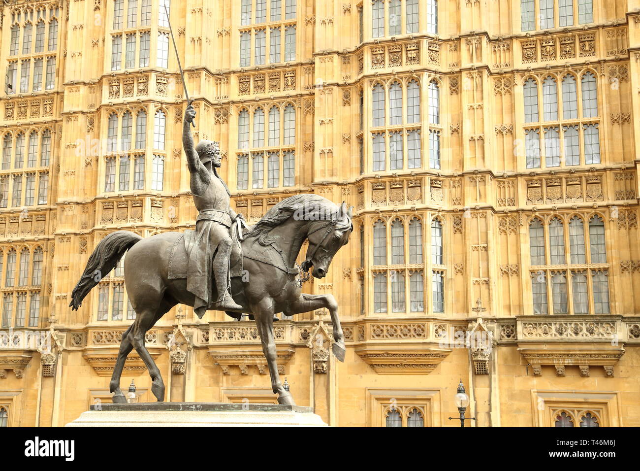 Estatua de Ricardo Corazón de León en frente de la casa del parlamento en Westminster, Londres, Reino Unido. Foto de stock