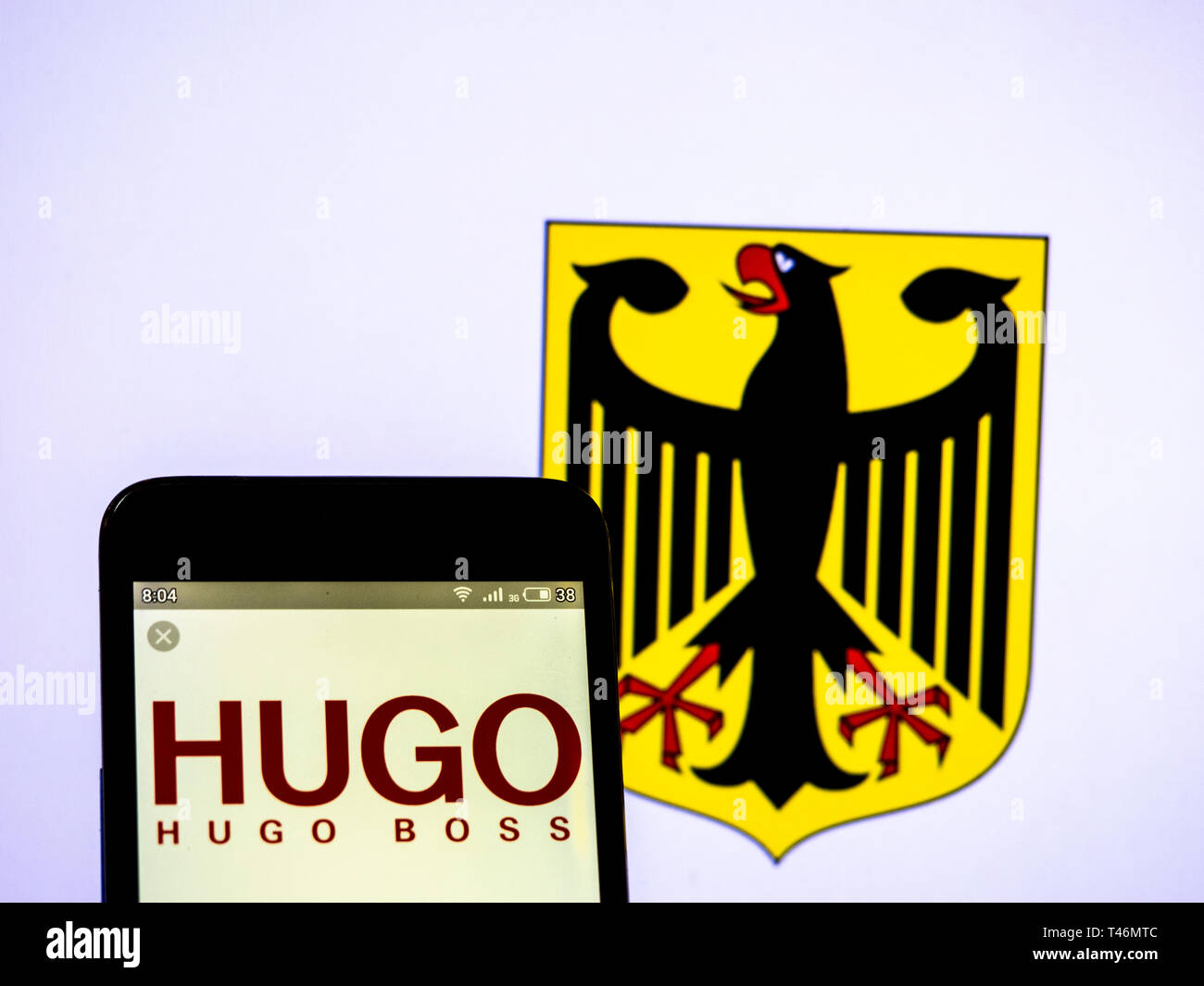 En esta foto ilustrativa un Hugo Boss AG visto logotipo mostrado en un  teléfono inteligente Fotografía de stock - Alamy