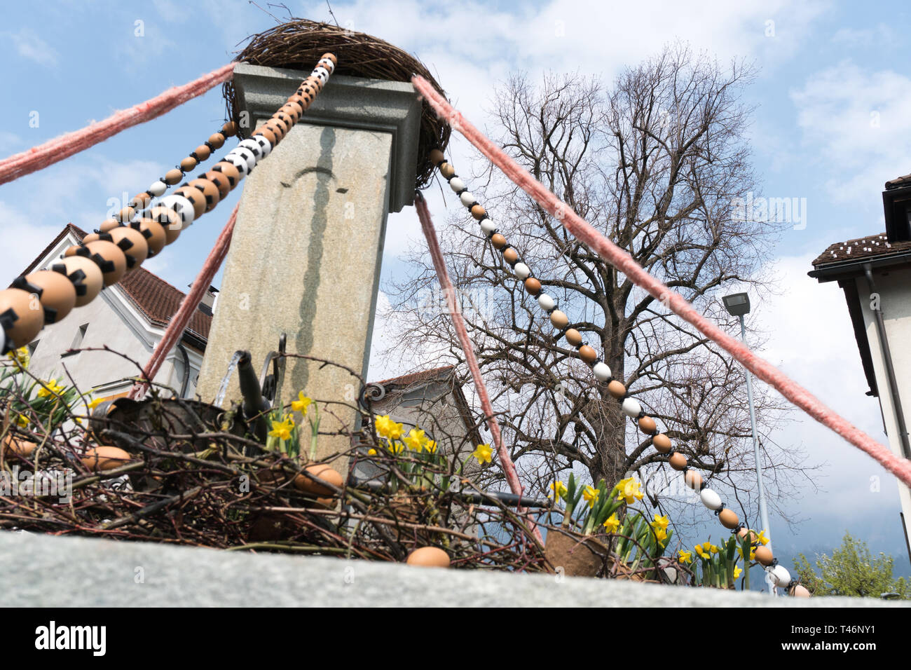 Una vista detallada de decoraciones festivas para vacaciones de Semana Santa en el municipio de fuentes de la pequeña ciudad de Maienfeld, en los Alpes suizos Foto de stock