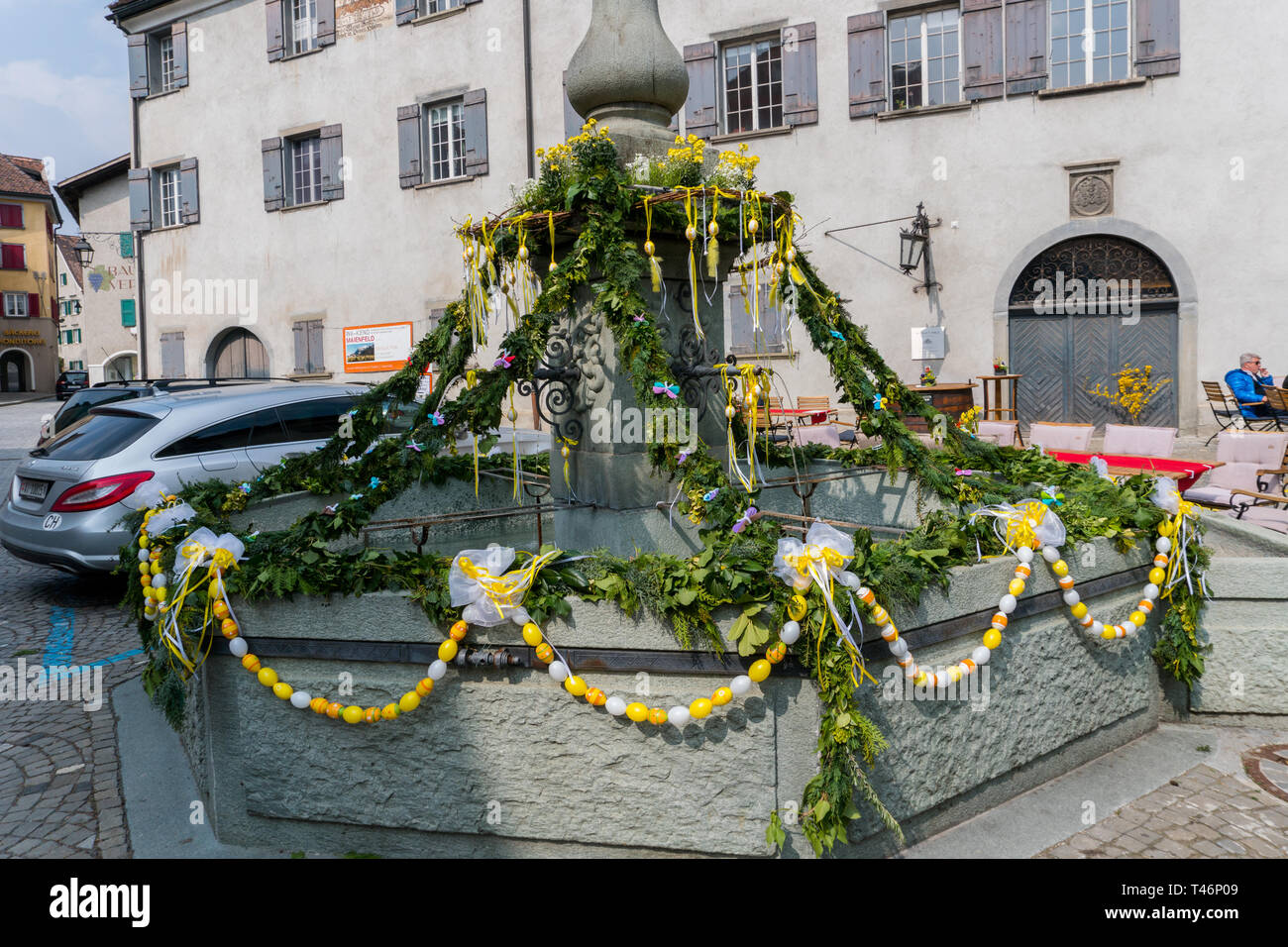 Una vista detallada de decoraciones festivas para vacaciones de Semana Santa en el municipio de fuentes de la pequeña ciudad de Maienfeld, en los Alpes suizos Foto de stock