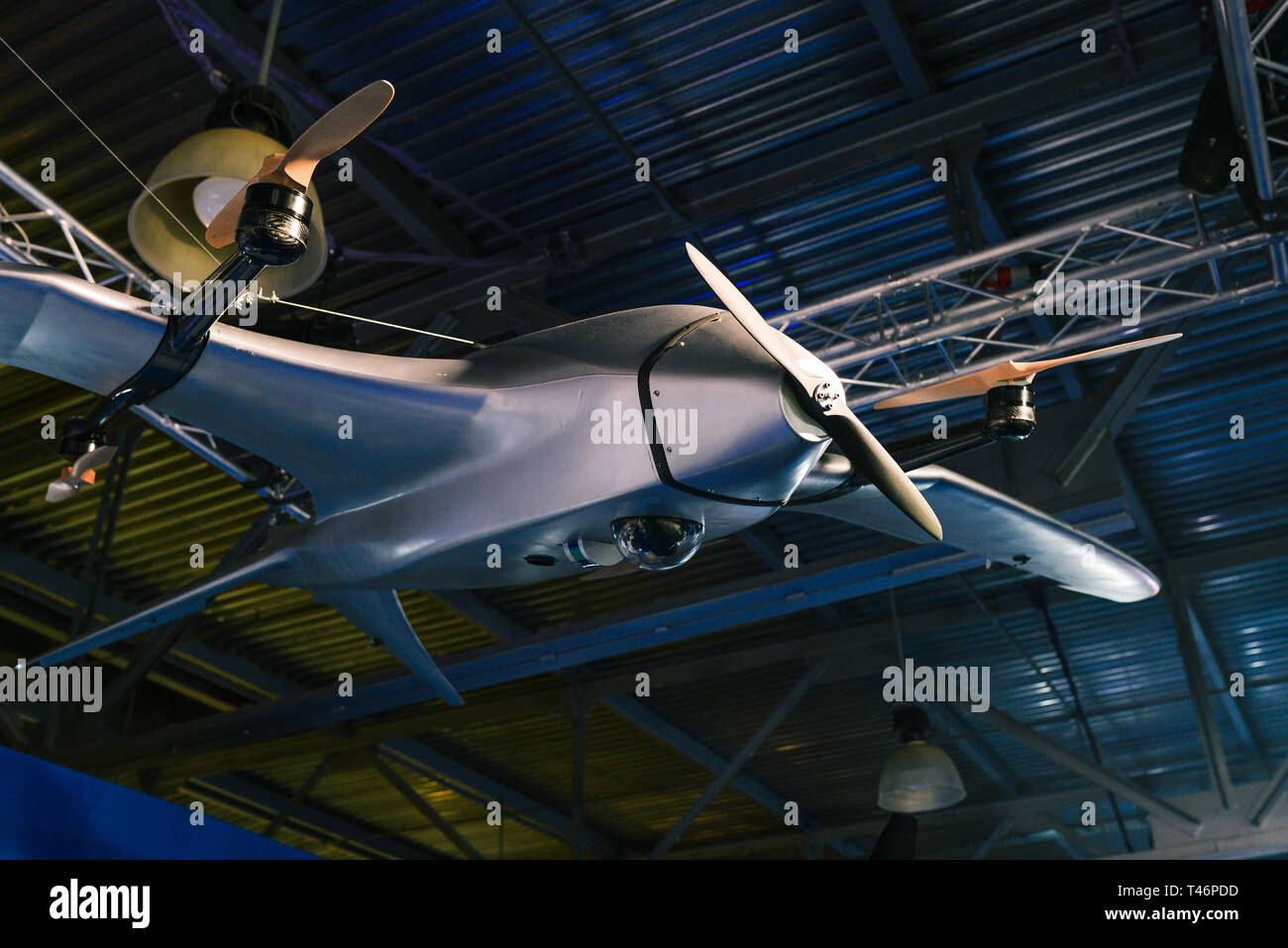 Vehículo aéreo no tripulado. Aviones militares no tripulados. Zumbido en el hangar Foto de stock