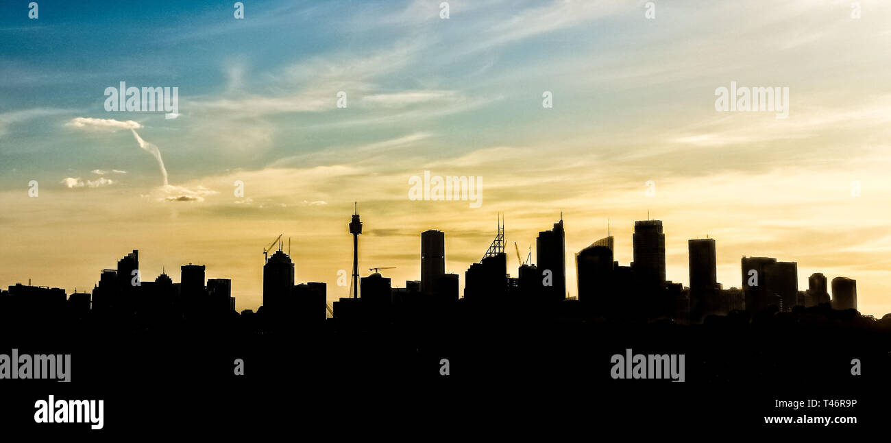 Los Edificios Rascacielos de la ciudad de Sydney esbozo silueta vista panorámica, Sydney, Australia. Foto de stock