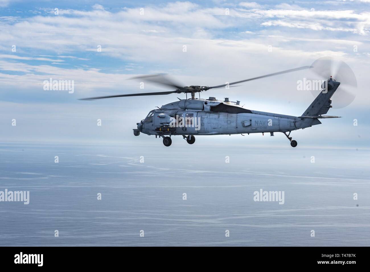 Océano Atlántico, (11 de marzo de 2019) un MH-60 Seahawk, asignados a los "caballeros del Mar" del escuadrón de helicópteros de combate de mar (HSC) 22, se prepara para disparar un misil AGM-114 Hellfire durante el ejercicio salvaje de hielo. Savage El hielo es un ejercicio realizado por helicópteros de combate de mar Atlántico Escuela de armas que permite la oportunidad de practicar los escuadrones de participar objetivos móviles. Foto de stock