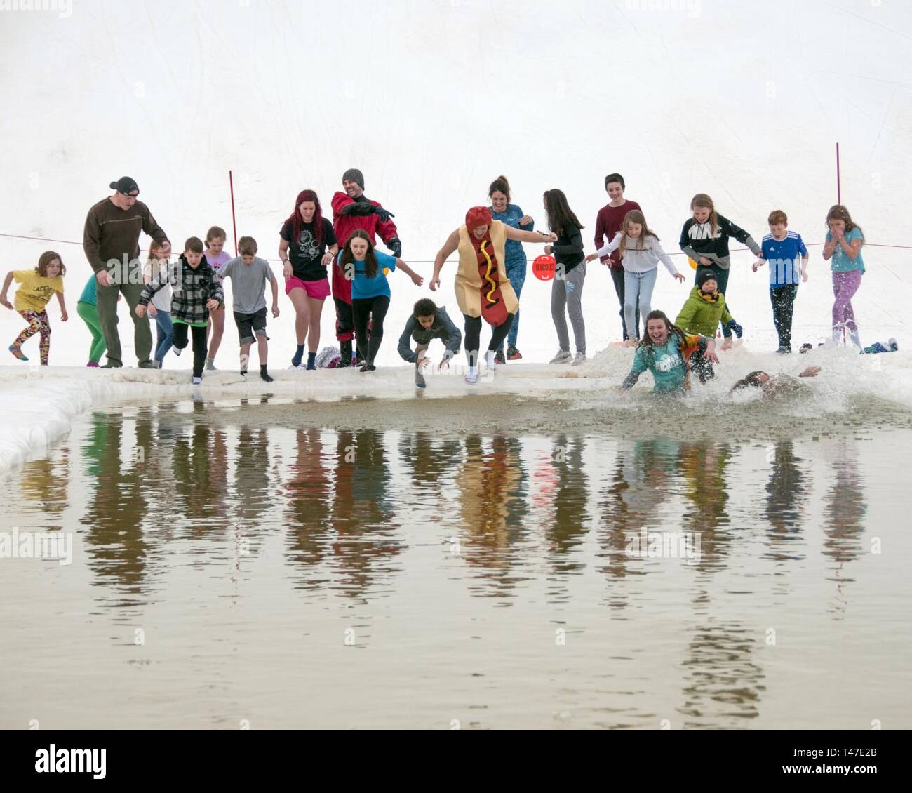 El Fort Wainwright Birch Hill Área de Ski y Snowboard acogió el 2019 March Madness Festival de Primavera en marzo 16 y 17 donde los soldados, civiles y de familia tuvieron la oportunidad de competir en diversos eventos de esquí y snowboard, como el estanque Skip donde cada participante intentó cruzar un estanque en la base de la colina de esquí. Tras las competiciones, aquellos que estén dispuestos a desafiar el agua helada tuvo una oportunidad de saltar, correr o nadar en la laguna como parte del ski hill anuales Polar Plunge. Foto de stock