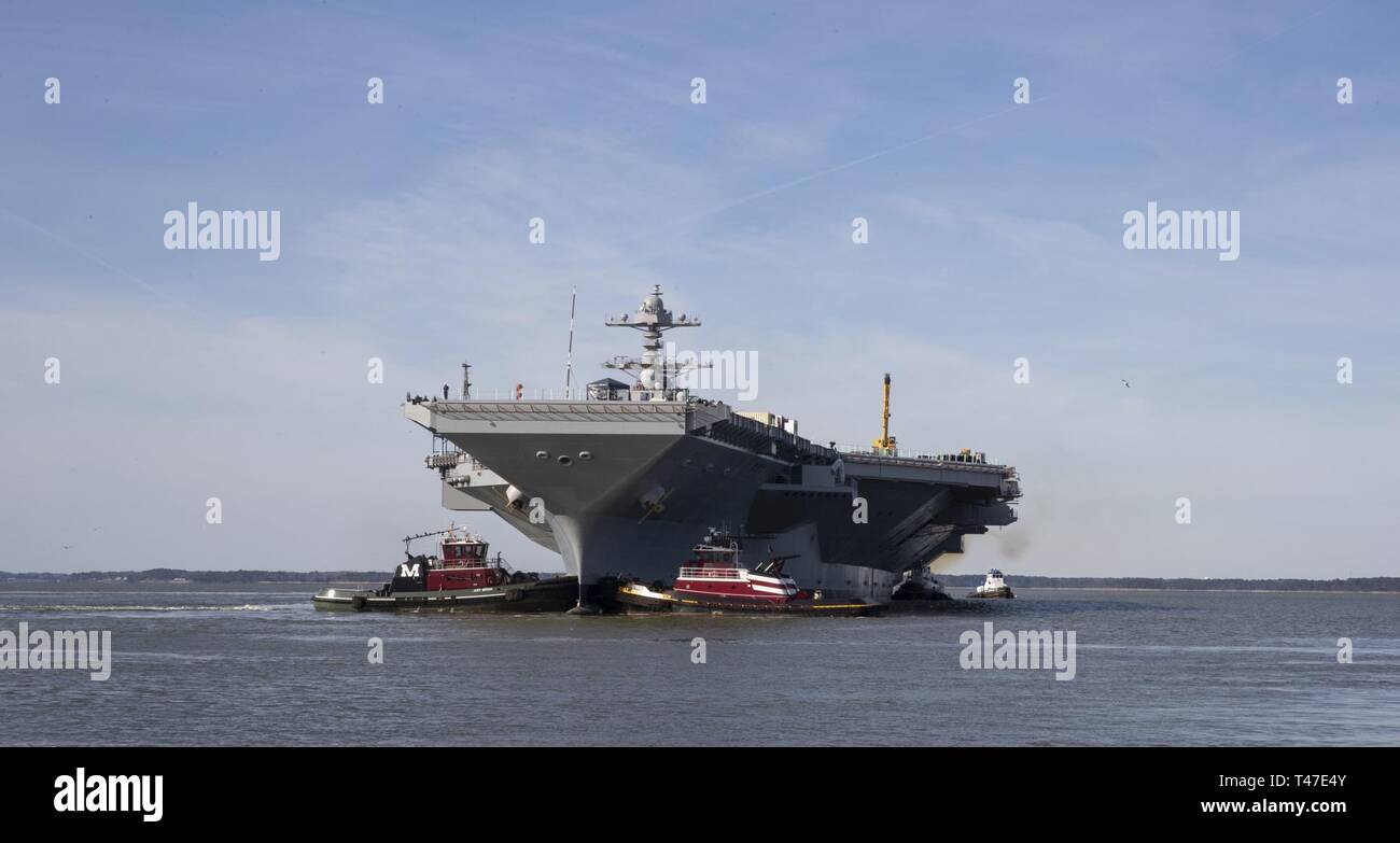 NEWPORT News, Virginia (17 de marzo de 2019) USS Gerald R. Ford (CVN 78) es maniobrada por remolcadores en el río James Ford durante el turno del barco de la evolución. Ford está experimentando actualmente su post-shakedown disponibilidad en Huntington Ingalls Industries-Newport Noticias la construcción naval. Foto de stock