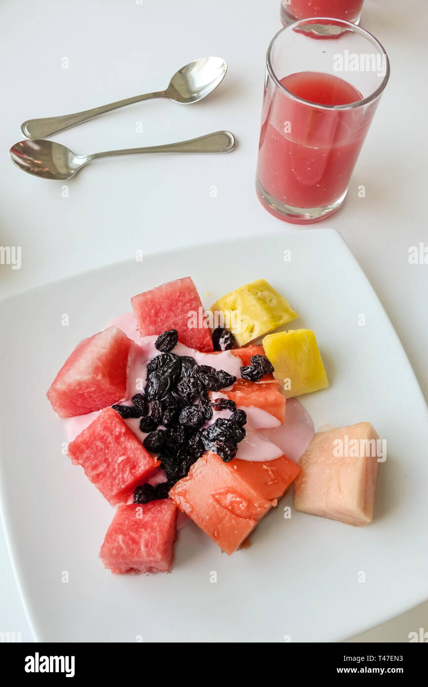 Cartagena COLOMBIA,EL LAGITO,HOTEL DANN CARTAGENA,HOTEL,DESAYUNO INCLUIDO GRATIS Buffet de frutas plato bebida,sandía pasas ananá yogur,r Foto de stock