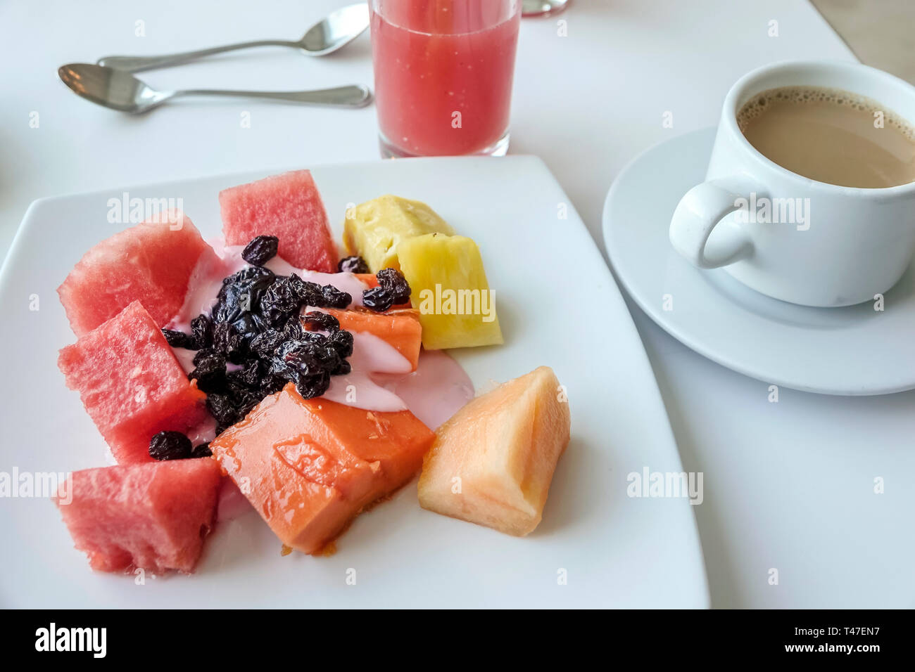 Cartagena COLOMBIA,EL LAGITO,HOTEL DANN CARTAGENA,HOTEL,DESAYUNO INCLUIDO GRATIS Buffet de frutas plato bebida,sandía pasas piña papaya,yogur yo Foto de stock