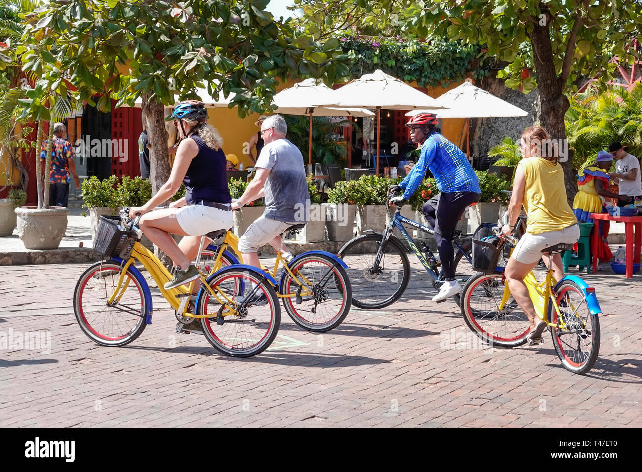 Cartagena COLOMBIA,PLAZA DEL Baluarte DE SAN FRANCISCO,HOMBRE NETO  HOMBRE,MUJER MUJER,montar bicicleta,alquilar bicicleta,COL190122032  Fotografía de stock - Alamy