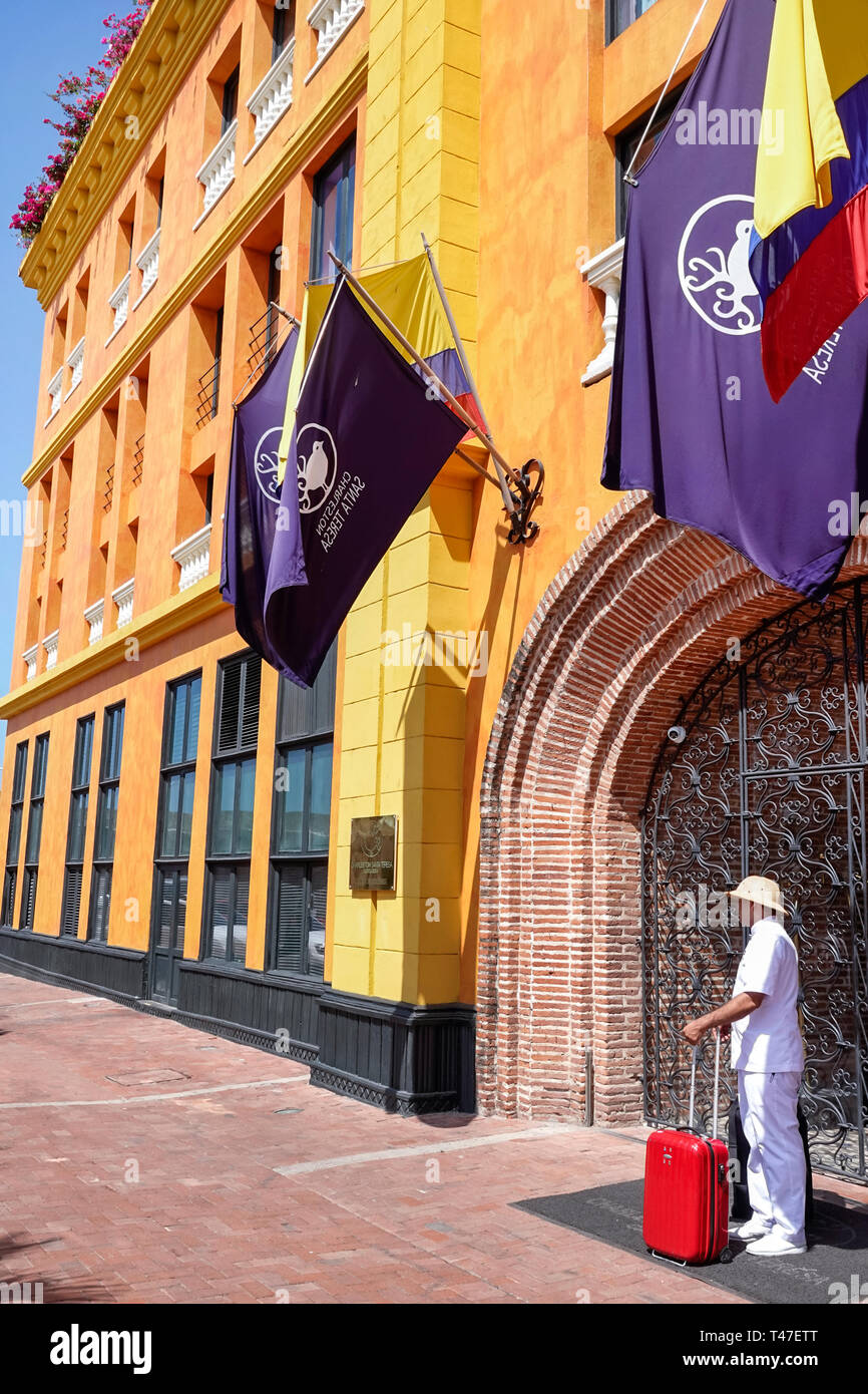 Cartagena Colombia,Hotel Charleston Santa Teresa,hotel,fachada del edificio,residente hispano,residentes,hombre hombre hombre,portero,portero,COL190122053 Foto de stock