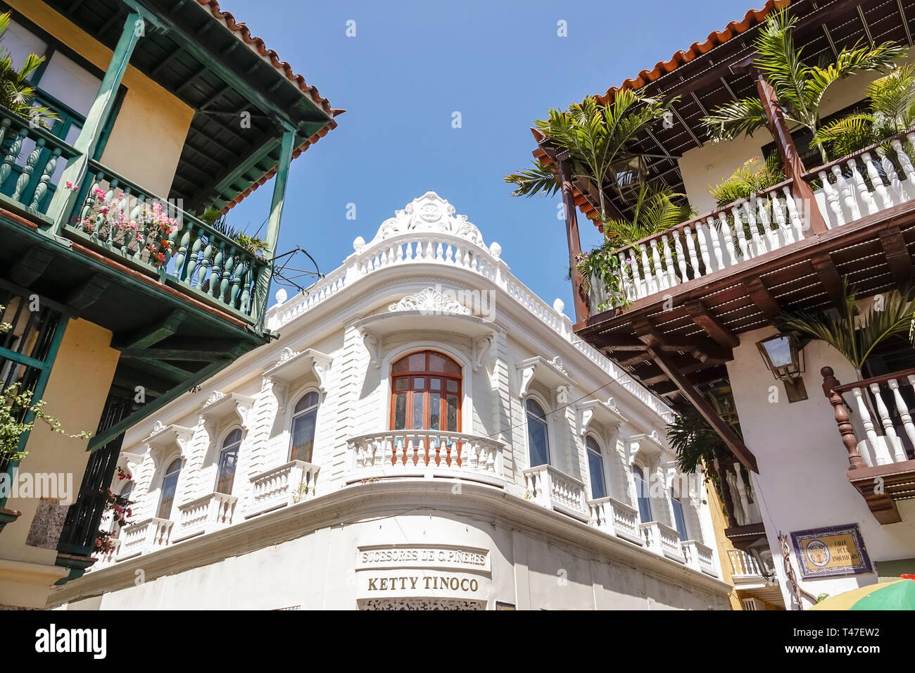 Colombia, Cartagena, Centro de la Ciudad amurallada, Centro, edificio Pineres, balcones de madera de arquitectura colonial, exterior del edificio, balaustrada, Ket Foto de stock