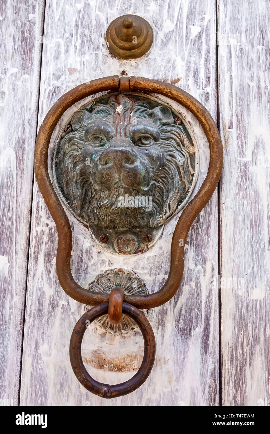 Cartagena Colombia,puerta ornamental knocker,patina,cabeza de león,COL190122068 Foto de stock