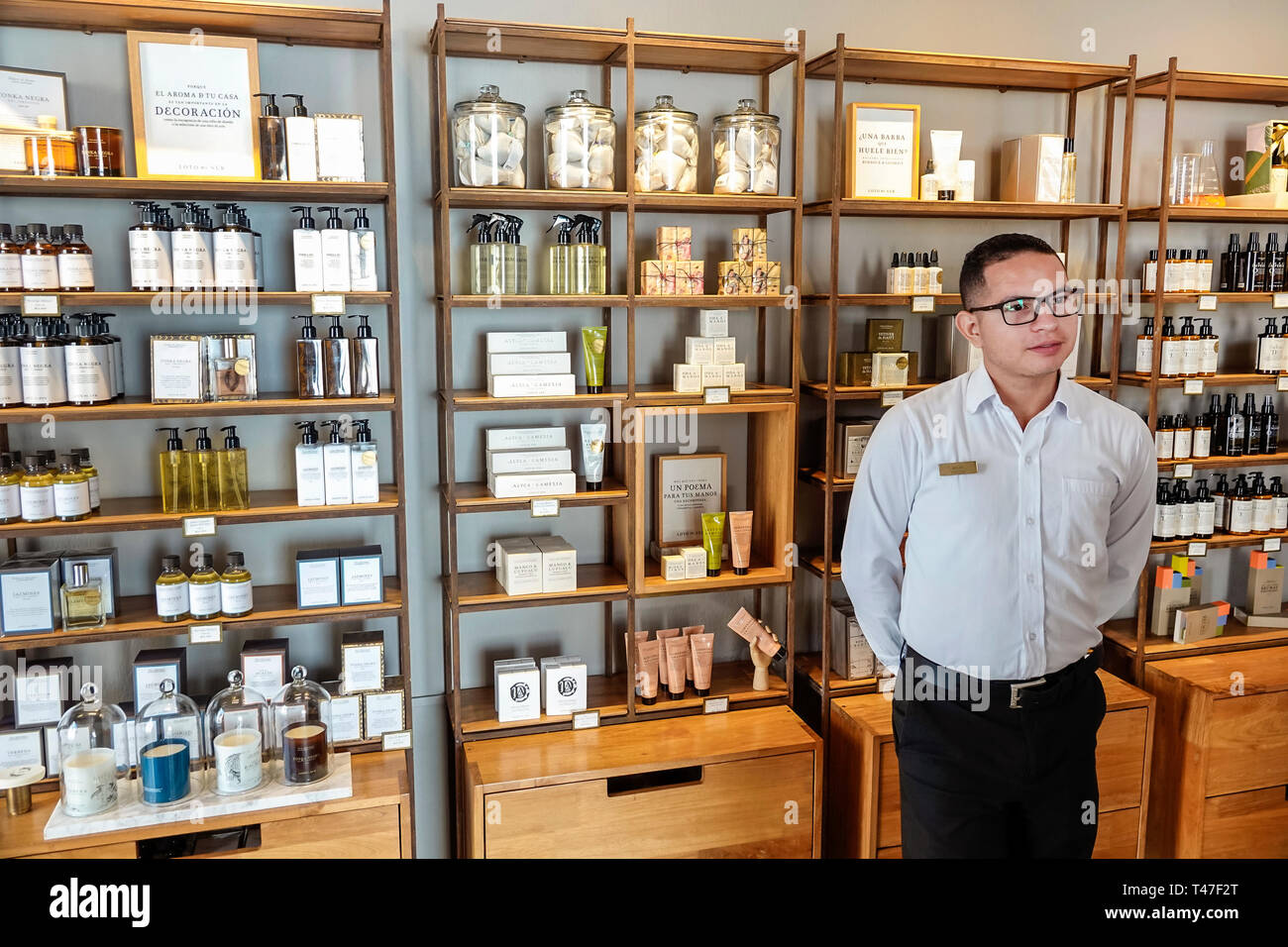 Colombia Cartagena Centro Ciudad Amurallada Centro Loto Del Sur Boutique Productos De Belleza Botanica Premium Marca Lociones Perfumes Displasia Fotografia De Stock Alamy