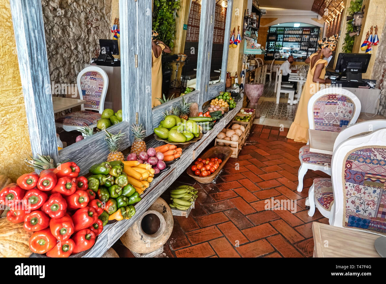 Cartagena COLOMBIA,Zaitun,RESTAURANTE RESTAURANTE CAFE CAFÉ,PRODUZEN VERDE VEGETAL,DECORACIÓN,ENTRADA,COL190122111 Foto de stock