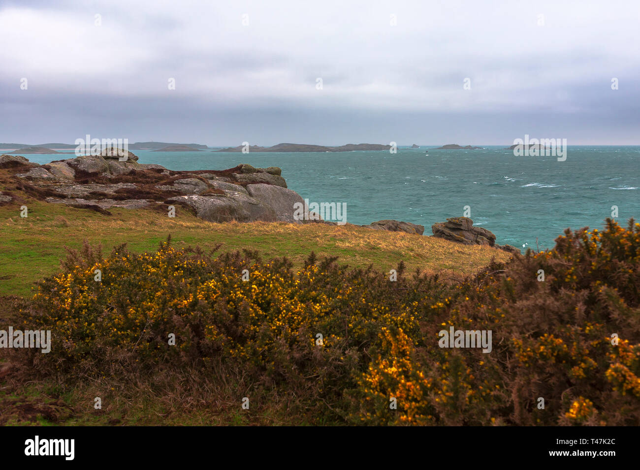 Vistas Crow sonido a las Islas Orientales desde la separación del punto, Santa María, Isles of Scilly, Reino Unido en un día nublado y ventoso Foto de stock