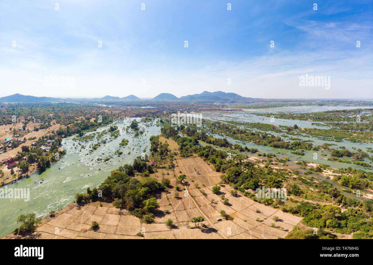 Panorámicas aéreas 4000 islas del río Mekong, en Laos, Li Phi cascadas, famoso destino turístico backpacker en el Sudeste de Asia Foto de stock