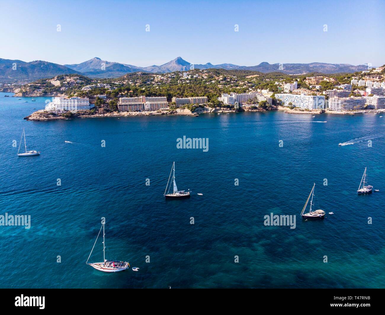 Foto aérea, vista de la bahía de Santa Ponca con yates a vela, Mallorca, Islas Baleares, España Foto de stock