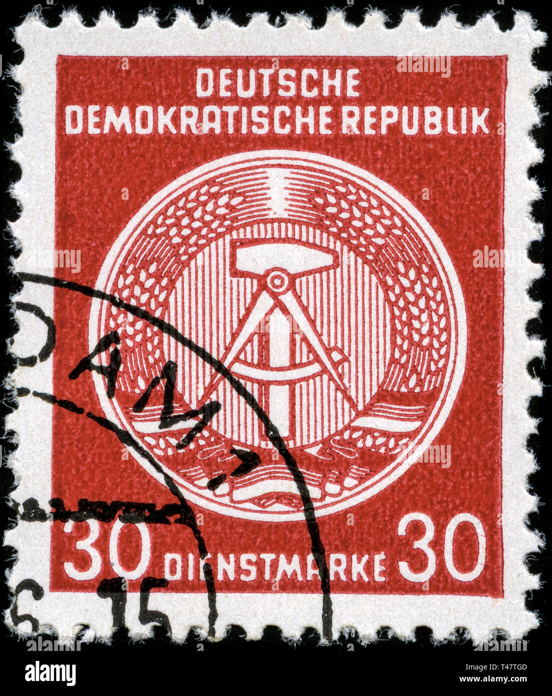 Sello de Alemania del Este (DDR) en el martillo y la brújula (Tipografía) serie publicada en 1954 Foto de stock