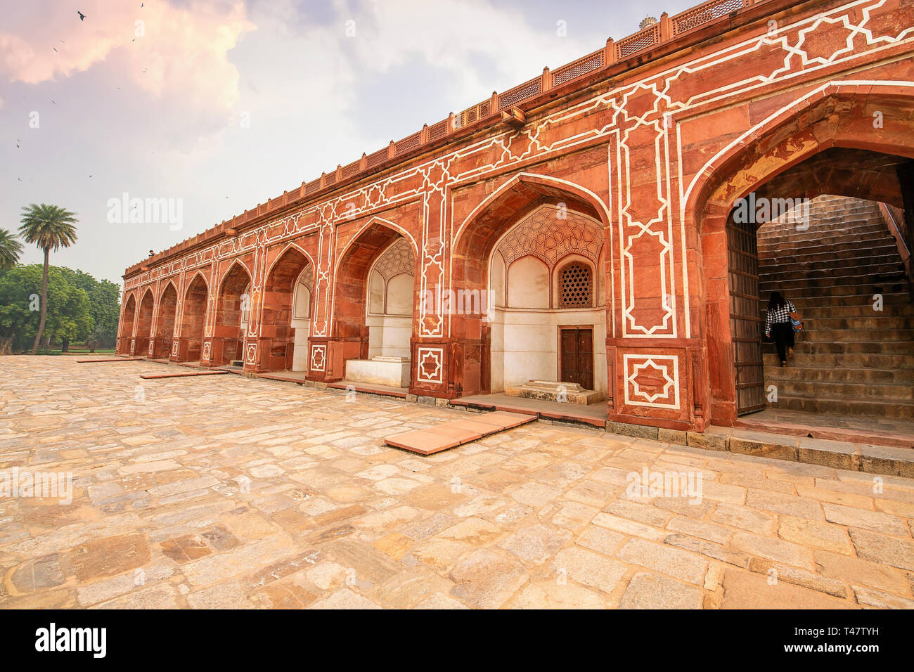 Arquitectura antigua hecha de la piedra arenisca roja y mármol en la tumba de Humayun Delhi al atardecer Foto de stock