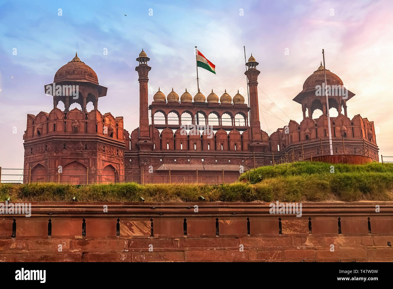 Fuerte Rojo de Delhi India vista delantera con la bandera nacional en el amanecer con moody sky Foto de stock
