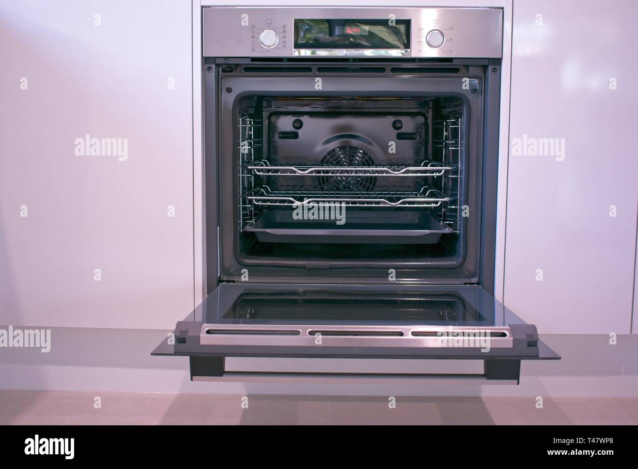 Pequeña Montaña, Queensland, Australia - 14 de abril de 2019: Bosch horno  nuevo Fotografía de stock - Alamy