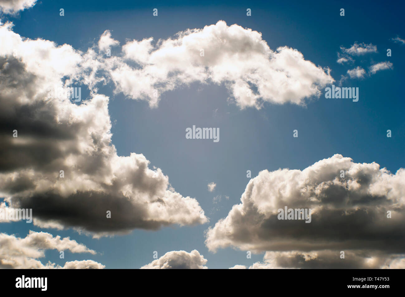 Fondo Difuminado Cielo Azul Y Cumulos De Nubes Blancas Contorneadas En La Luz Del Sol La Foto Fue Tomada En Una Lente Blanda Fotografia De Stock Alamy