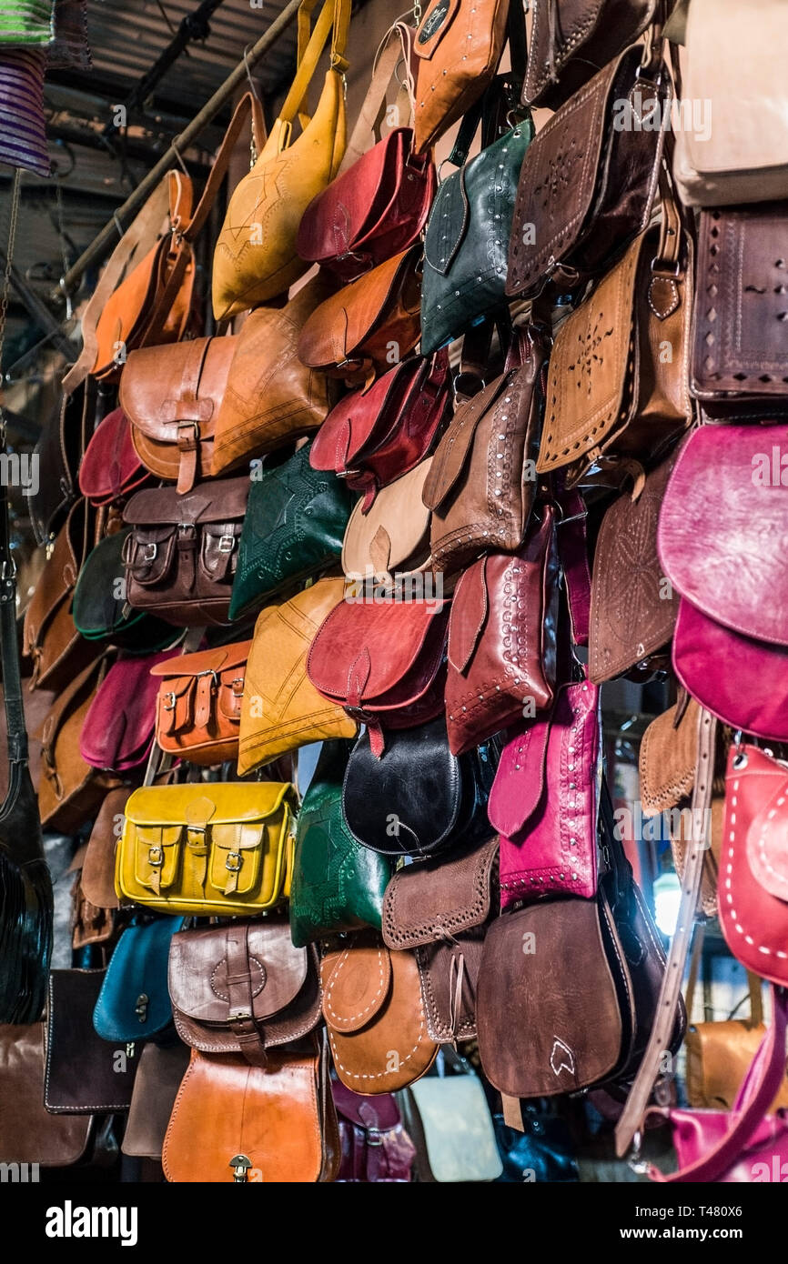 Bolsos de cuero hechos a mano para la venta en la Medina de Marrakech,  Marruecos Fotografía de stock - Alamy