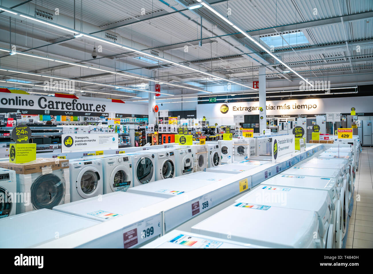 Valencia,España - Abril 03, 2019: Lavadoras, máquinas de secado, electrodomésticos departamento. El supermercado Carrefour Fotografía de  stock - Alamy