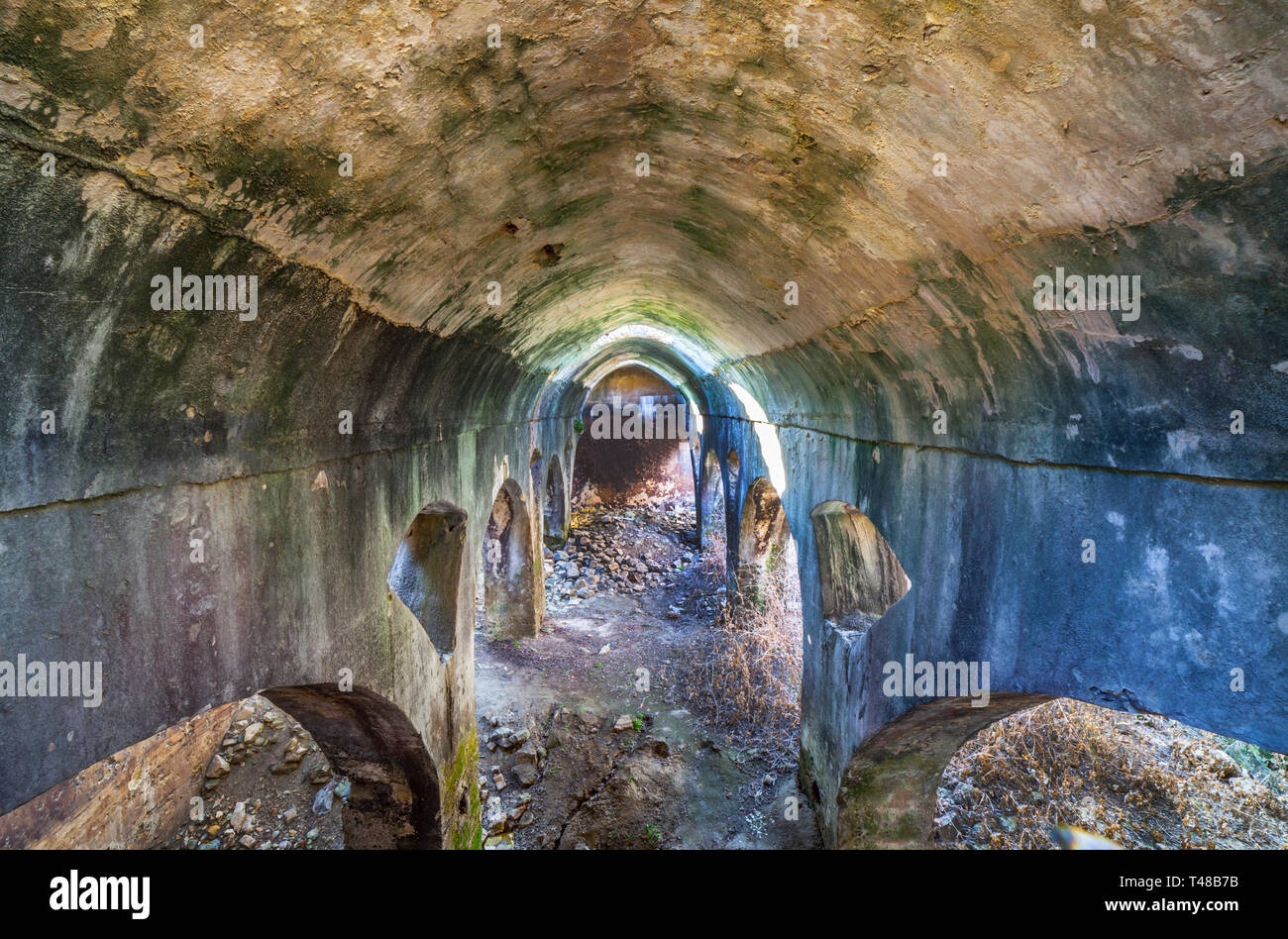 Jimena aljibe árabe. Pueblo Blanco de Cádiz montañas con pasado morisco, Andalucía, España Foto de stock